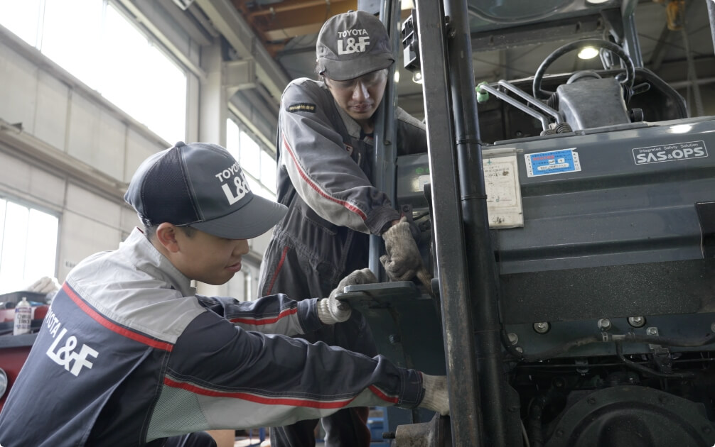 フォークリフトを操作するエンジニア