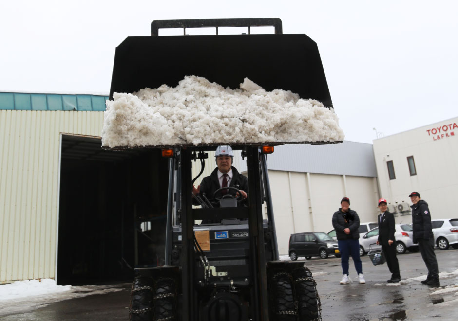 フォークリフトも除雪車として使えます